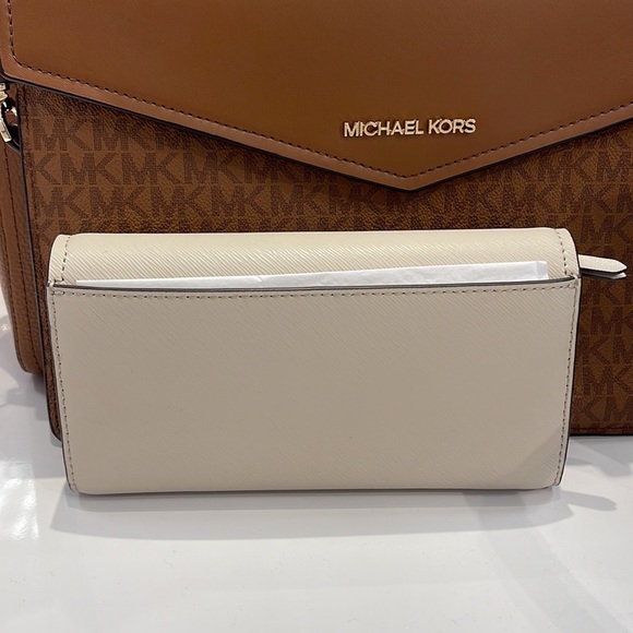 Michael Kors Mimi Large Saffiano Leather Bi-Fold Continental Wallet
Light Sand - Picture 3 of 16